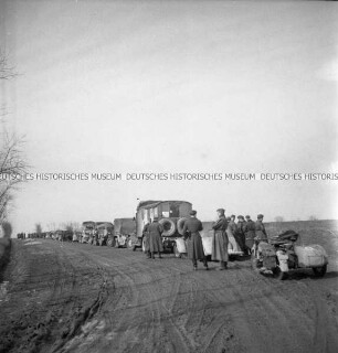 Fahrzeuge der Wehrmacht und Soldaten in Kolonne auf einer Landstraße bei Donezk