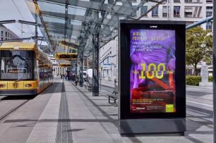 Citylight-Werbung zur Ausstellung "#BUNT. Erwin Fieger. Wolfgang G. Schröter. Reinhart Wolf" anlässlich von "100 Jahre Deutsche Fotothek" an der Straßenbahnhaltestelle Postplatz, Dresden