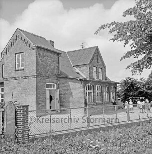 Alte Ratzeburger Landstraße: Schulgebäude, rechts Kinder auf dem Schulhof