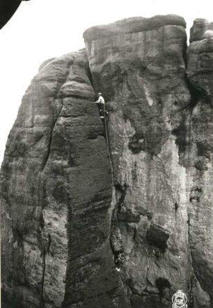 Sächsische Schweiz, Affensteine. Kreuzturm. Ehrhardt Renger im Ausstiegskamin der Nordwand (VIIb)