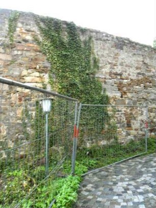 Kirchhof im Osten mit Kirchhofmauer -Werksteine im Mauersteinverband-Wehrgang mit Steinbrüstung im 18 Jh abgetragen (Höhe noch knapp 15 Württembergische Schuh)