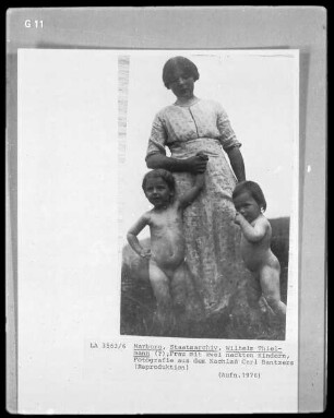 Frau mit zwei nackten Kindern