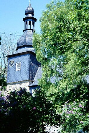 Blick auf die Dorfkirche mit Turm