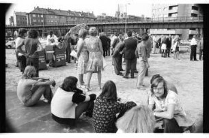 Kleinbildnegativ: Grundsteinlegung der GSW für Kreuzberg-Süd, 1975