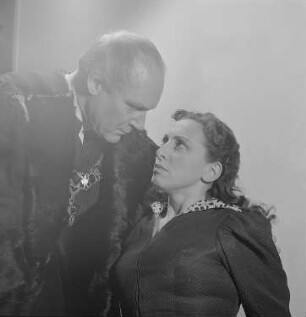 Szenenbilder aus dem Drama "Die Verschwörung des Fiesco zu Genua" von Friedrich Schiller im Theater am Schiffbauerdamm Berlin : Szene mit Lothar Firmans als Verrina und Susanna Wisten als seine Tochter Bertha