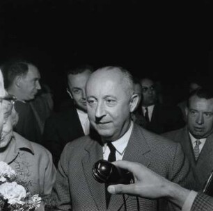 Christian Dior während seiner Ankunft in Berlin Flughafen Tempelhof