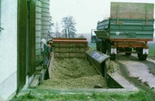 Fotografie: Ein- und Auslagerungstechnik, Hochsilo, Dosierstation, Maissilage, Zweiachsanhänger
