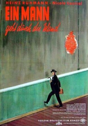 Ein Mann geht durch die Wand