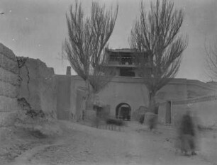 Tor im chinesischen Baustil : Ein Tor im chinesischen Baustil, vermutlich ein Stadttor einer zentralasiatischen Stadt im Tian Shan Hochgebirge