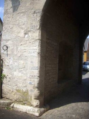 Stadtbefestigung - Stadttor (Maintor)-Durchfahrt von Feldseite-Westgewände mit Werksteinen im Mauersteinverband und Hochwassermarken mit Jahr