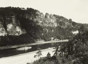 Sächsische Schweiz. Bastei vom gegenüberliegenden Elbhang gesehen, auf der Elbe Personen-Seitenraddampfer "Meißen" (1885, Werft Blasewitz")