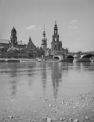 Dresden, Blick vom Neustädter Elbufer auf die Altstadt mit Ständehaus, Residenzschloss und Hofkirche