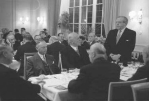 Glotterbad: Kurhaus; am Tisch: Minister Veith, redend
