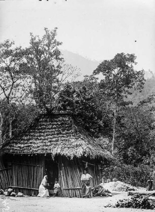Hüttenansicht : Personen vor einer Hütte
