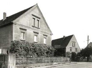 Otterwisch-Großbuch, Dorfstraße 18. Bauernhof (19. Jh.), Wohnhaus und Seitengebäude