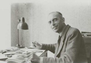 Porträt des Fotografen Berthold Kegebein an seinem Schreibtisch : Porträt des Fotografen Berthold Kegebein an seinem Schreibtisch. Güstrow, Schulstraße 4