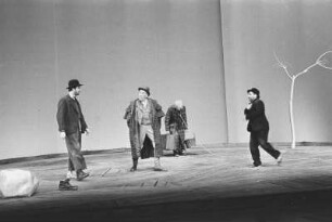 Szenenbilder aus "Warten auf Godot", Theaterstück von Samuel Beckett. Schiller-Theater Berlin, Februar 1965