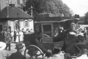 Abb. 38: Döbeln. Historischer Festumzug, Festgruppe mit Postkutsche : Fotoalbum zum 3. Heimatfest der Stadt Döbeln vom 8. bis 10. Juni 1935. Mit Stadtmotiven und historischem Festumzug