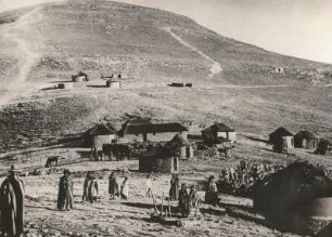 Lesotho. Bewohner in einem Basuto-Dorf mit Rundhütten aus Lehm