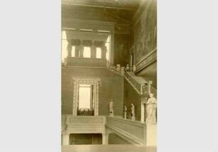Blick in das Haupttreppenhaus des Neuen Museums