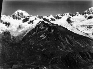 Der Ancohuma-Illampú-Grat : Blick auf den Ancohuma-Illampú-Grat. Die Gipfel sind von Schnee, Eis und Gletschern bedeckt.