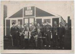 Gruppenbild der Theatergruppe deutscher Kriegsgefangener des Afrika-Korps "Die Frontbühne Afrika" in einem Kriegsgefangenenlager in Texas - Personenkonvolut