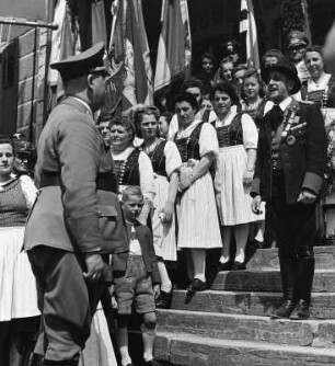 Franz Hofer, Gauleiter von Tirol-Vorarlberg, auf einem Bauerntreffen (vielleicht im Raum Bregenz). Ansicht mit Frauen und Mädchen in Trachten