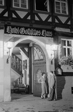 Ansicht des Eingangsportals des Hotels "Gothisches Haus" bei Nacht