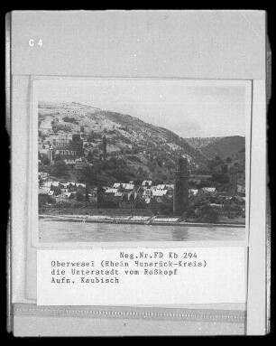 Oberwesel. Unterstadt. Blick vom Roßkopf über den Rhein gegen die Schönburg