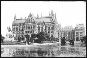 Budapest. Parlament (1896). Südseite mit Andrássy-Denkmal (1906) : Budapest. Parlament (1885-1904; Imre Steindl, Eröffnung 1896). Ansicht der Südseite mit Reiterstandbild Gyula Andrássy (1906; György Zala) und Straßenbahn