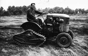 Fotografie: Traktor, Antriebs- und Anbausystem, Fahrwerk, Reifen, Raupentraktor