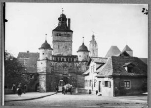 Vor Stadtmauertor und Turm in Weißenburg am Sand
