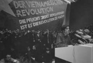 Rudi Dutschke spricht auf dem Internationalen Vietnamkongress an der TU Berlin