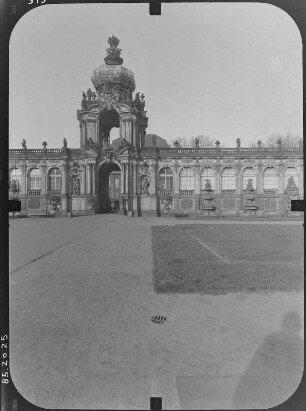 Dresden-Altstadt. Zwinger (1709-1728, M. D. Pöppelmann). Kronentor vom Zwingerhof