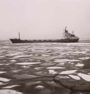 MS Lübbenau in der vereisten Ostsee
