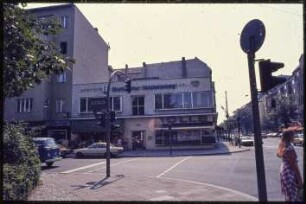Straßenkreuzung und Eckhaus