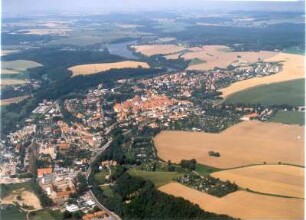 Dippoldiswalde. Stadtansicht mit Altenberger Straße/Dresdner Straße (B 170) gegen Talsperre Malter. Luftbild-Schrägaufnahme von Südost