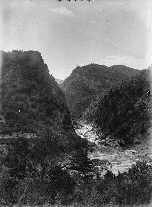 Schlucht : Blick in eine Gebirgsschlucht mit Fluss