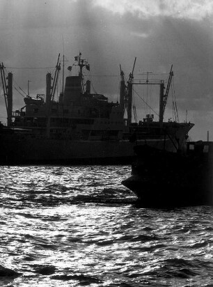 Hamburg. Ein Frachtschiff verlässt den Hafen und fährt die Elbe stromab Richtung Nordsee.