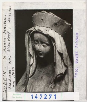 Lübeck, St. Annen-Museum: Madonna aus Niendorf. Um 1420