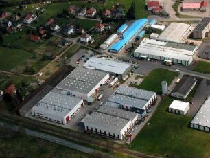 Steinbach-Herges-Hallenberg. Gewerbegebiet zwischen Suhler Straße und Am Mühlgraben. Luftbild-Schrägaufnahme von Südwest