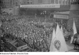 Blick auf einen Demonstrationszug am S-Bahnhof Alexanderplatz