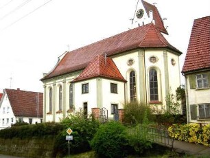 Ansicht von Südosten mit Kirche (Langhaus Barock erneuert) im ehemaligen Kirchhof (Kirchhofmauer abgetragen)