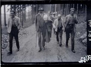 Hermann Duncker in Begleitung von Arbeitern nach einem Lehrgang in Bermsgrün/Erzgebirge : Hermann Duncker in Begleitung von Arbeitern nach einem Lehrgang in Bermsgrün/Erzgebirge