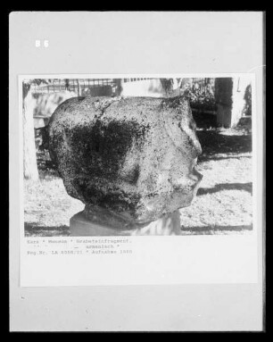 Fragment eines Grabsteins