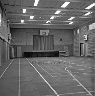 Sporteinrichtungen: Soltausredder: Turnhalle der Volksschule: Innenansicht: hinten Treppe und Empore: dahinter Bühne
