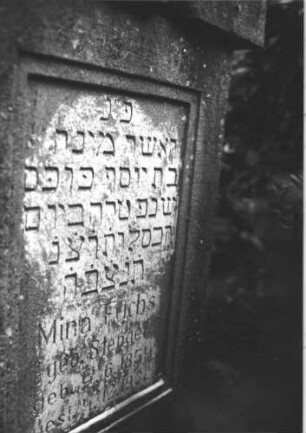 Grabstein 25 (Index: 100116537) Material: Sandstein Zustand: gut Maße HxBxT: 113x55x16 cm Beschreibung: Stele, Sockel, mit Abdeckplatte, rechteckiges Schriftfeld eingetieft: Grabstein 25A
