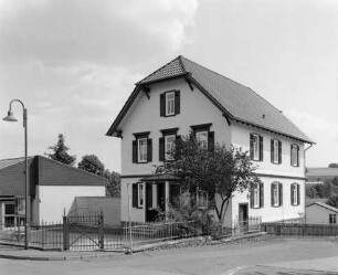 Pfarrhaus und schmiedeeiserner Zaun; Lauterbach, Alte Obergasse 14