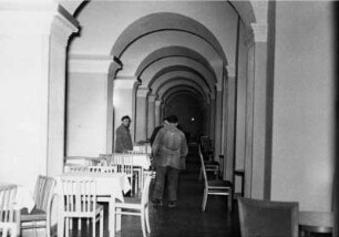 Personen im Speisesaal des Pergamonmuseums