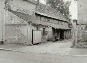 Radebeul, Altkötzschenbroda 49. Dorfanger, Südseite. Blick durch das Tor gegen das Wirtschaftsgebäude (1. H. 19. Jh.) im Hof
